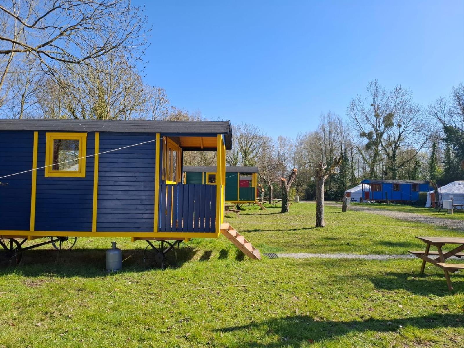Le Village Insolite Yourte Et Roulotte Сен-Бенуа-дез-Онд Экстерьер фото